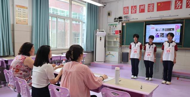 1300名学生期末不写卷子，踢球做实验乐翻天，家长看呆了？