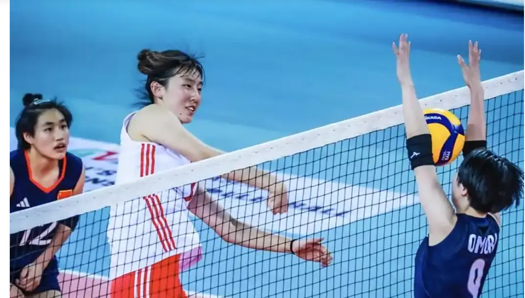 中国女排启程飞往美国，2大新星离队1人入队，经济舱出行太低调