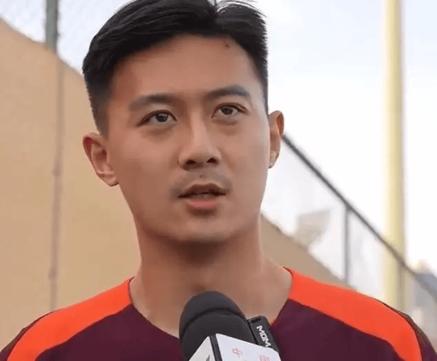 记者：蒋圣龙昨天参加了分组训练，东亚杯首战出场没问题