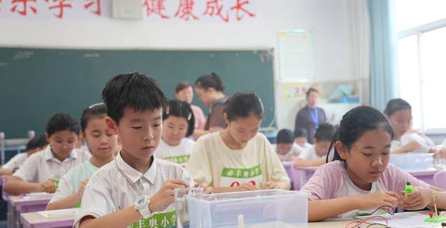 1300名学生期末不写卷子，踢球做实验乐翻天，家长看呆了？