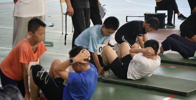 1300名学生期末不写卷子，踢球做实验乐翻天，家长看呆了？
