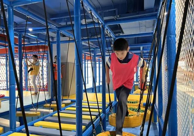 103个孩子赛场撒欢，室内挑战赛火爆全城，家长却喊不够？