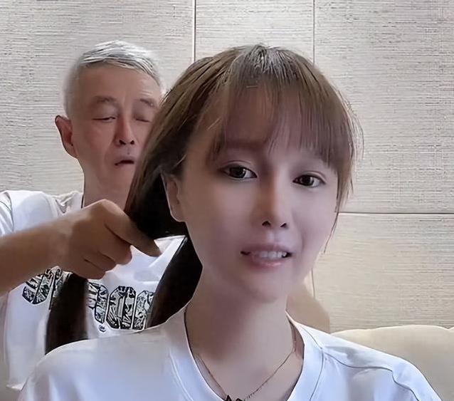 赵本山女儿亿万家产，抑郁症却让她站不稳，钱真能买到幸福？