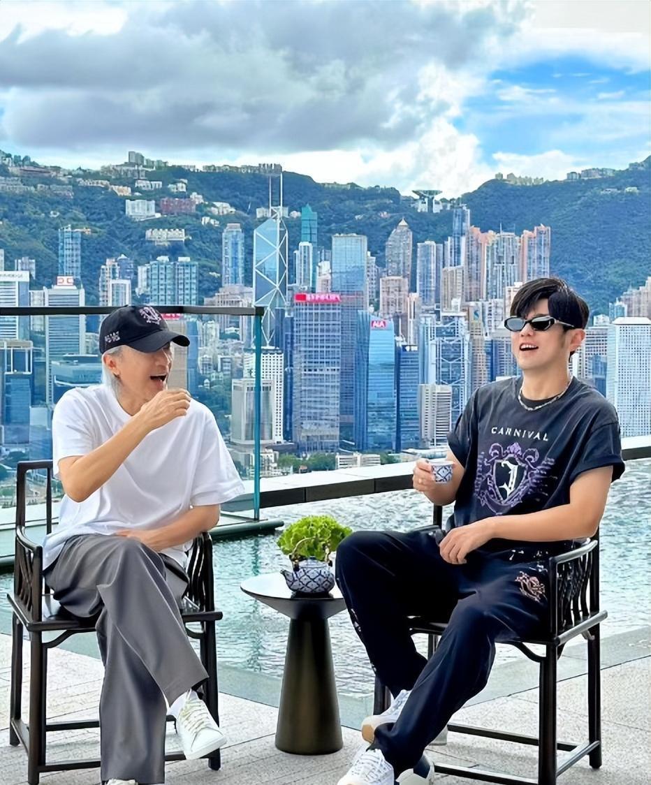 周星驰周杰伦阳台惬意喝茶，墨镜遮面难掩笑意