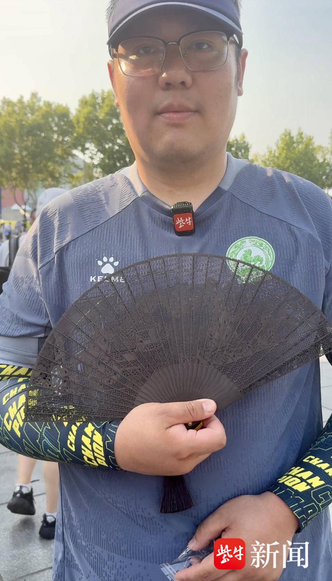苏州檀香扇遇上南京云锦！“苏超”宁苏赛前球迷互换城市“心意”