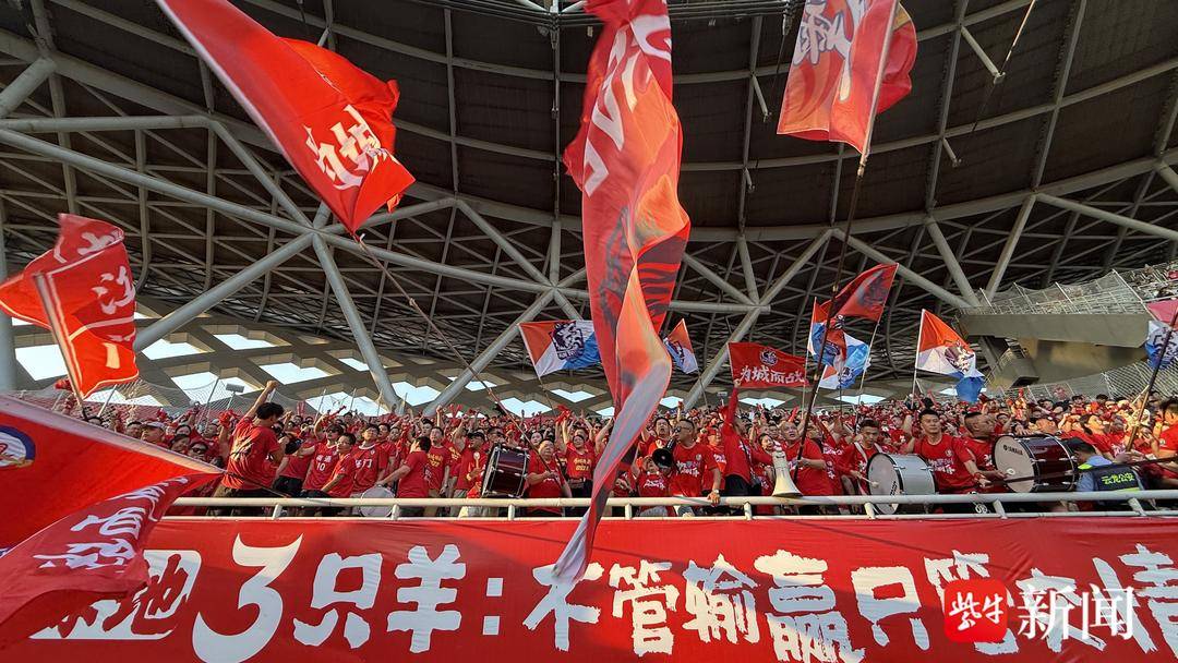 南通队2:1战胜徐州队，重夺苏超“榜一大哥”头衔