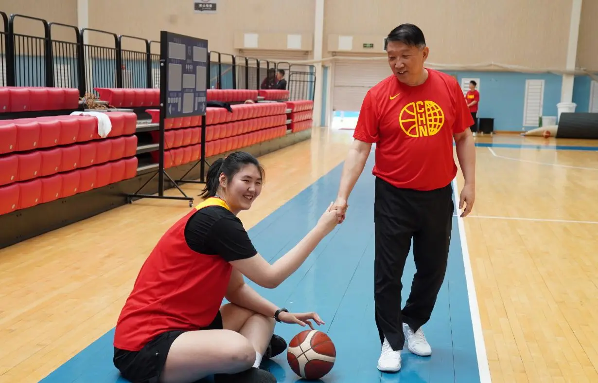 中国女篮VS澳大利亚全力出击！张子宇猛攻内线，宫鲁鸣强调防守
