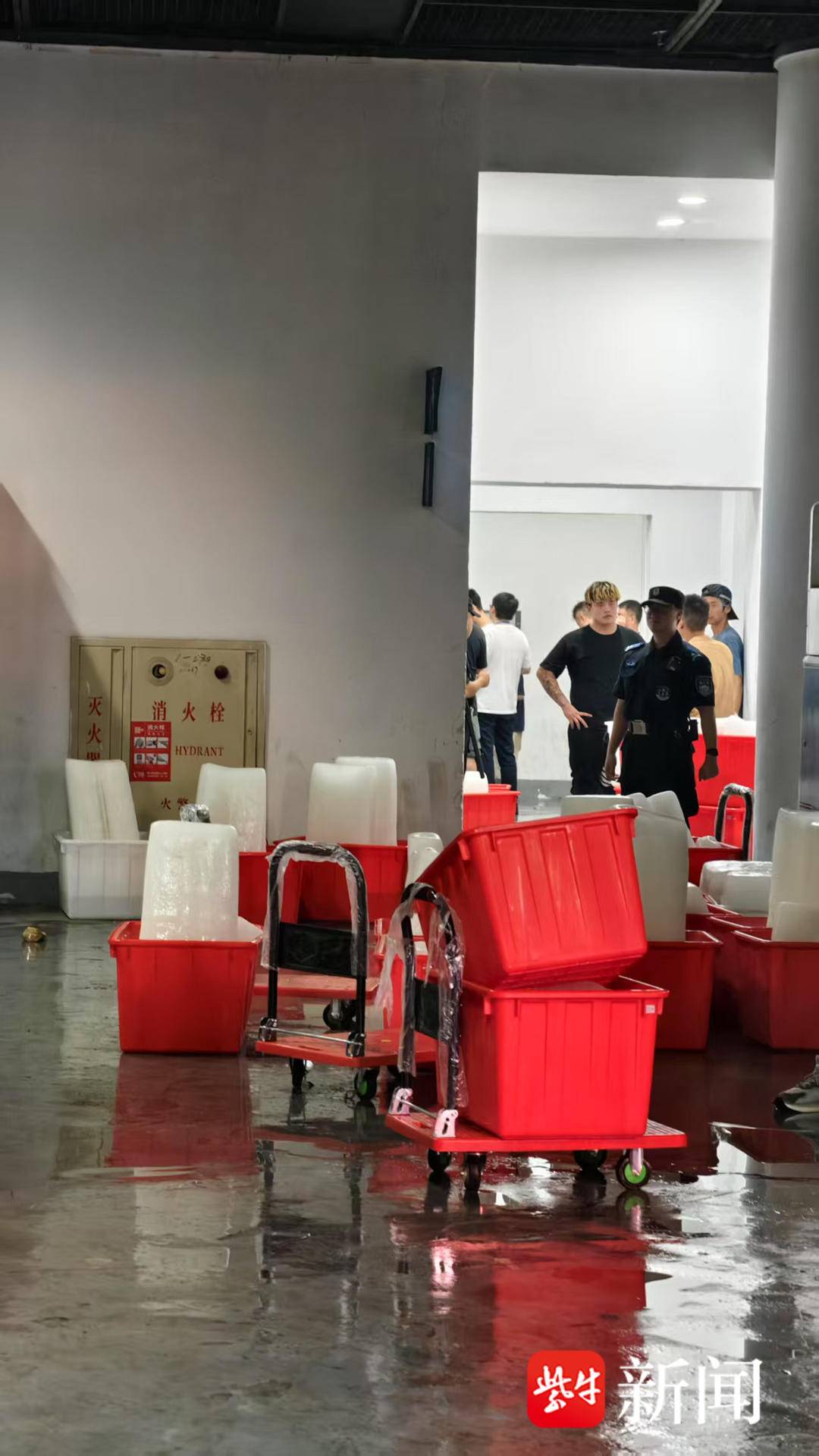 南京奥体10000条冰块为现场观众降温