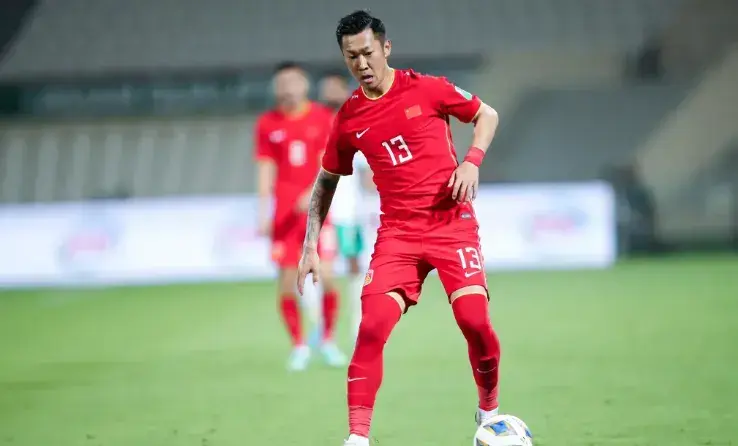 同岁中场，一人入选一人落选？ 李源一数据碾压却遭无视 国足选人标准到底在哪？