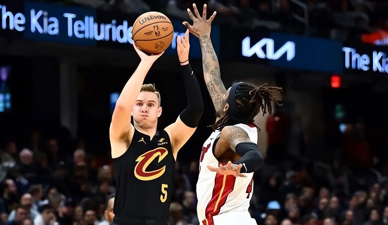 物是人非！4年前的冠军阵容，如今仅剩8人还在NBA，2人继续留守！