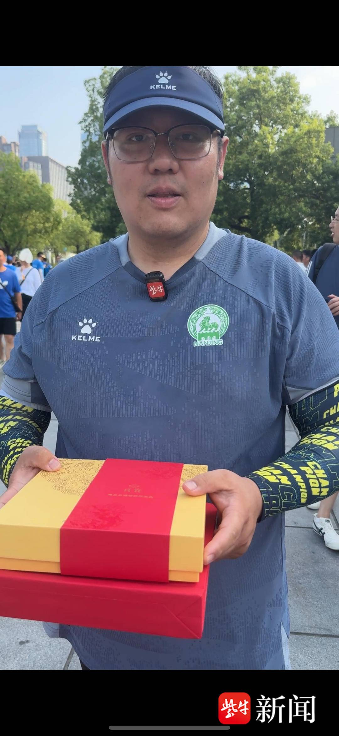 苏州檀香扇遇上南京云锦！“苏超”宁苏赛前球迷互换城市“心意”