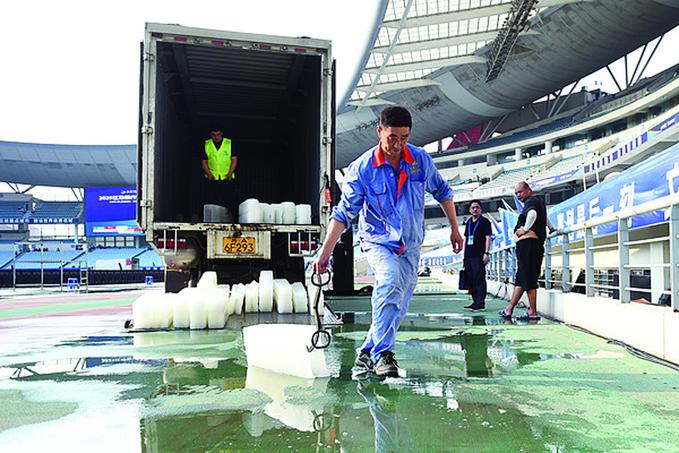 40℃高温，数万冰块给“苏超”送清凉
