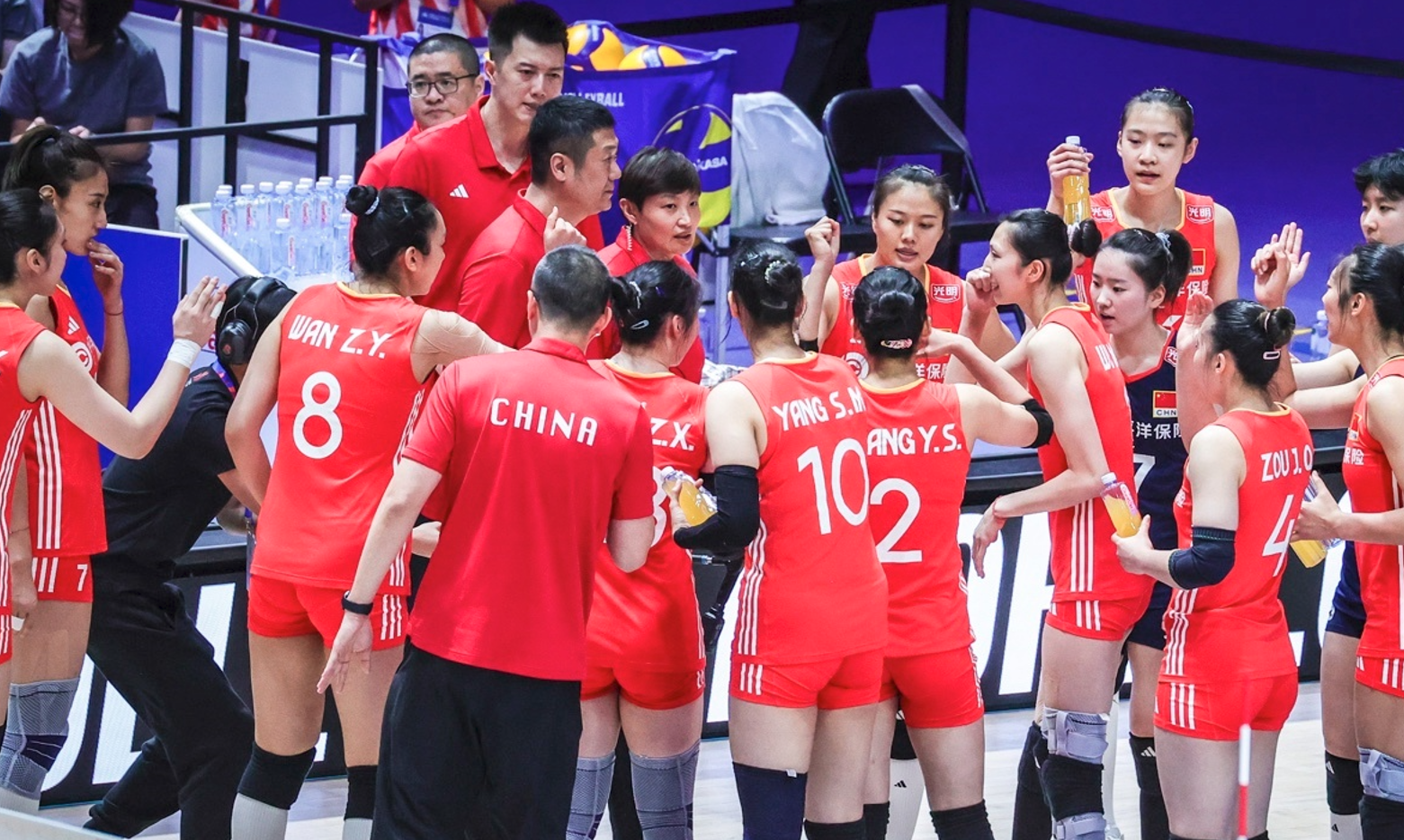 中国女排抵达美国 杨昊发文报平安 球队开始倒时差 豪华备战球馆揭晓