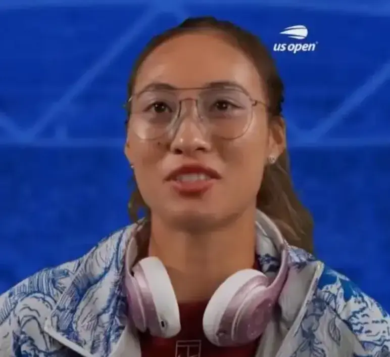恐怖的12-4！被郑钦文打哭的小女孩，又赢了，成温网争冠大热门