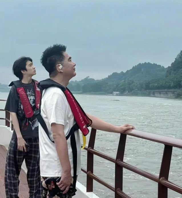 许亚军乐山游玩状态逆天，妻子张澍瘦成皮包骨，16岁儿子1米8？