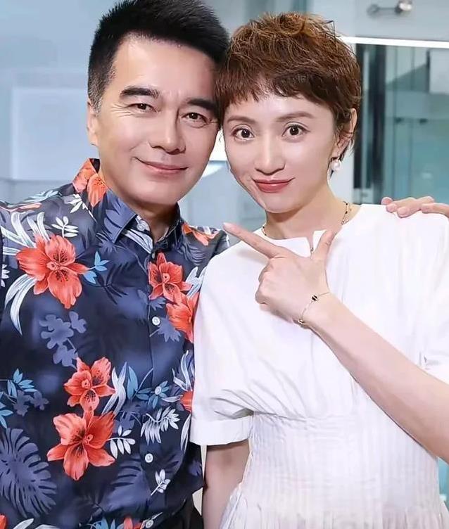 许亚军乐山游玩状态逆天，妻子张澍瘦成皮包骨，16岁儿子1米8？