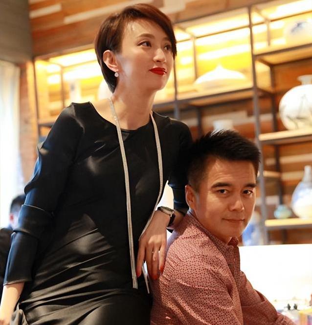 许亚军乐山游玩状态逆天，妻子张澍瘦成皮包骨，16岁儿子1米8？