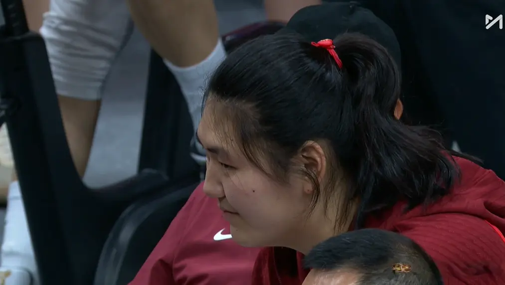 半场落后18分！中国女篮太难了，没有张子宇真不行，宫鲁鸣直摇头