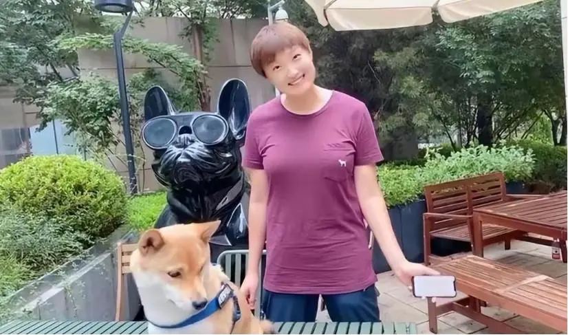 中国女排安全抵达美国，杨昊发文调侃太幽默，训练馆豪华却显寂寥