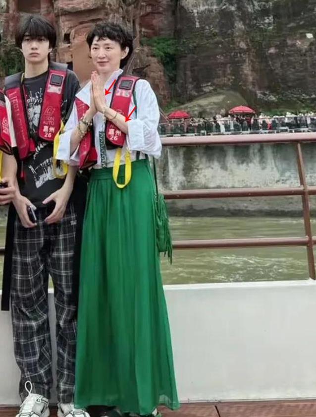 许亚军乐山游玩状态逆天，妻子张澍瘦成皮包骨，16岁儿子1米8？