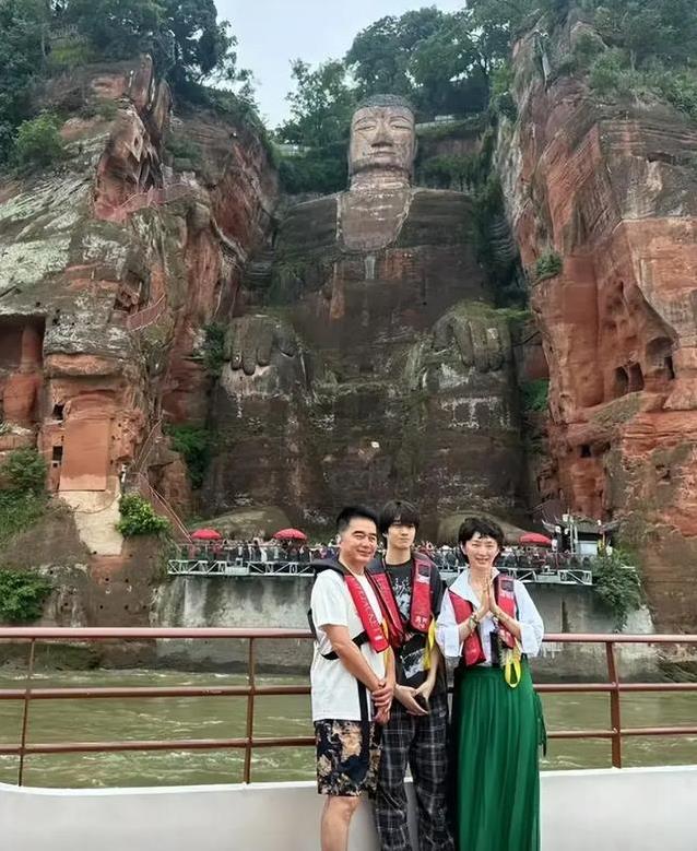 许亚军乐山游玩状态逆天，妻子张澍瘦成皮包骨，16岁儿子1米8？
