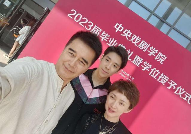 许亚军乐山游玩状态逆天，妻子张澍瘦成皮包骨，16岁儿子1米8？