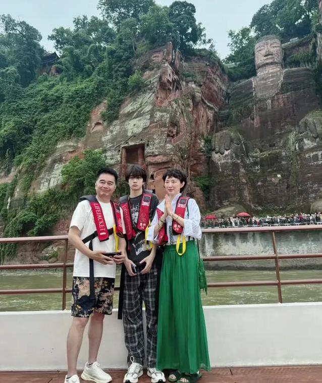 许亚军乐山游玩状态逆天，妻子张澍瘦成皮包骨，16岁儿子1米8？