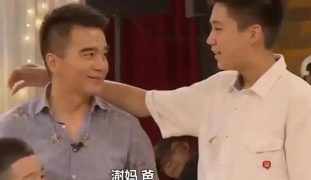 许亚军乐山游玩状态逆天，妻子张澍瘦成皮包骨，16岁儿子1米8？