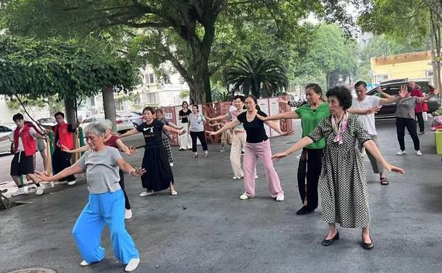 夏天热得冒汗却坚持八段锦，3个意想不到好处，真香！
