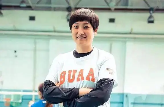中国女排安全抵达美国，杨昊发文调侃太幽默，训练馆豪华却显寂寥