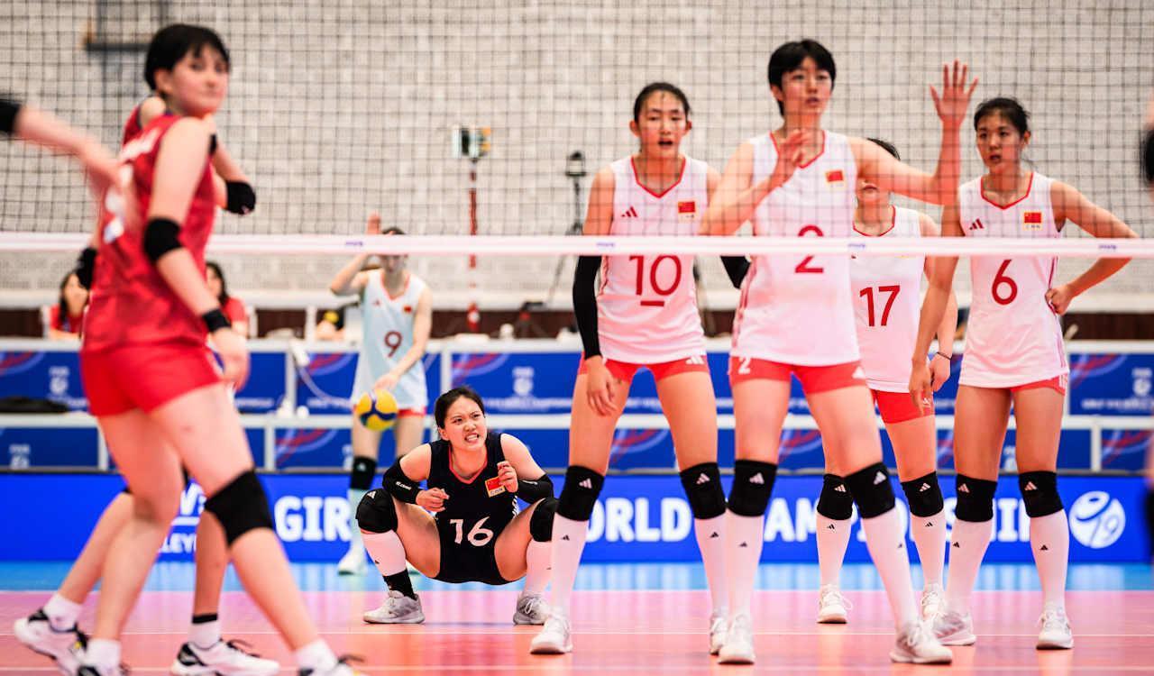 恭喜！中国女排又一16岁1米90新星闪耀：新版颜妮3战10次拦网