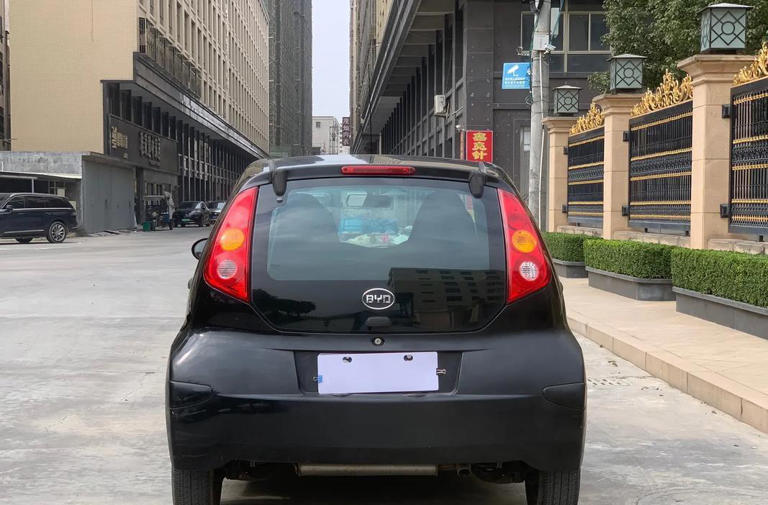 比亚迪机会来了，立刻复产比亚迪F0，这是个无人关注的赛道