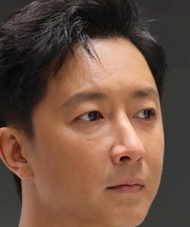 来！这就是41岁韩庚没修图的怼脸拍！实话实说这状态怎么样？