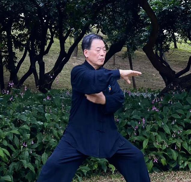 夏天热得冒汗却坚持八段锦，3个意想不到好处，真香！