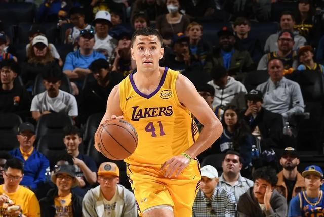 NBA湖人队记者发问克内克特：你就这样六点起床？一天三练的吗？