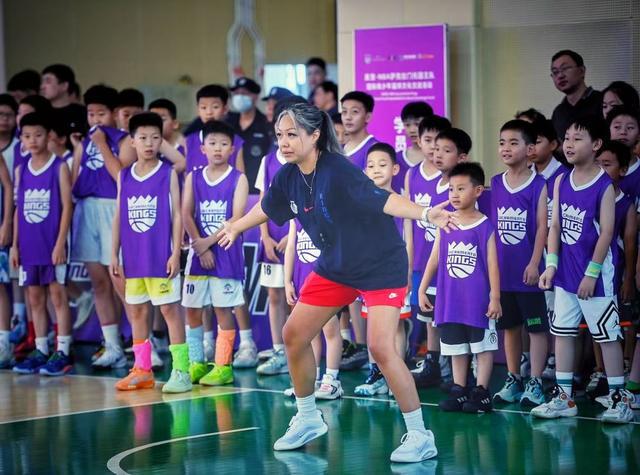 国王队教练团队带来美式篮球训练，120名济南青少年篮球学员受训