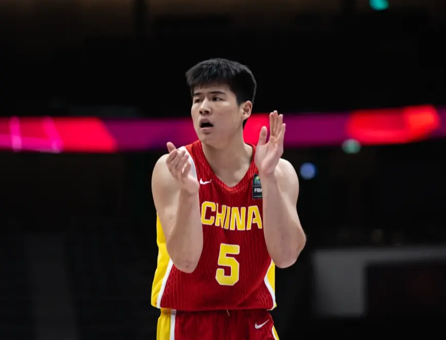 中4三分轰全场最高25分！杜锋找到朱芳雨接班人 他才是国青大腿