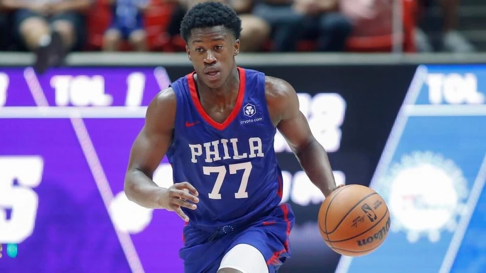 76人队的VJ·埃奇科姆在NBA夏季联赛首秀中表现出色，虽败犹荣，光芒盖过同为前五顺位的阿斯·贝利