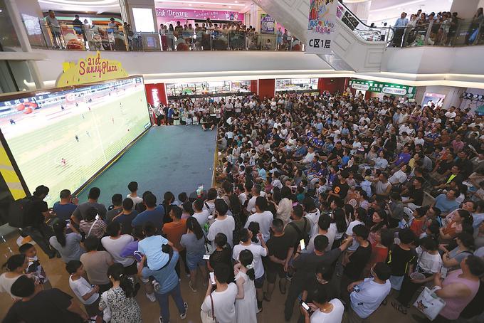 足球浪潮：一座城市的同频心跳