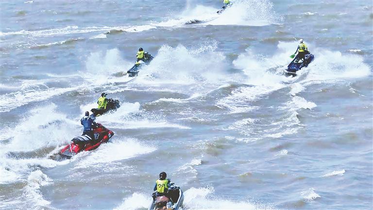 中国·鸡西兴凯湖全国帆板和摩托艇比赛开赛