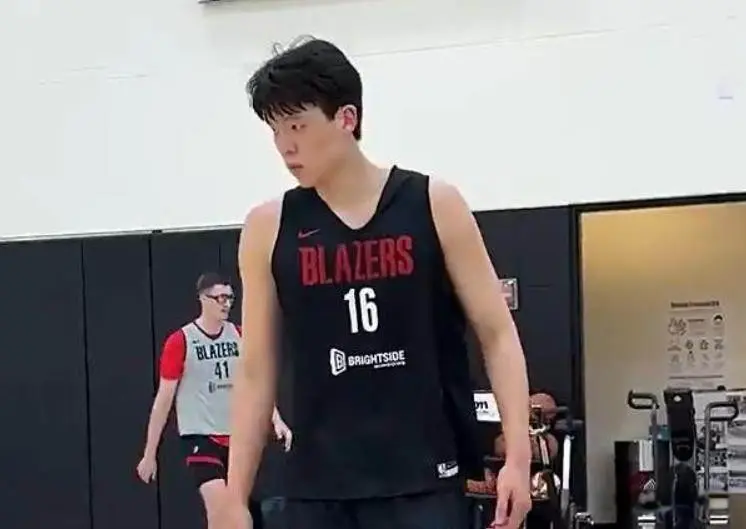 杨瀚森要回国打亚洲杯，大量球迷和媒体人怒批，完全没必要