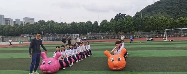 学生逃体育课请假几十人，老师推新招全校跑起来，你猜效果如何？