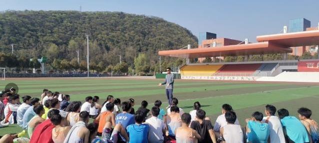 学生逃体育课请假几十人，老师推新招全校跑起来，你猜效果如何？