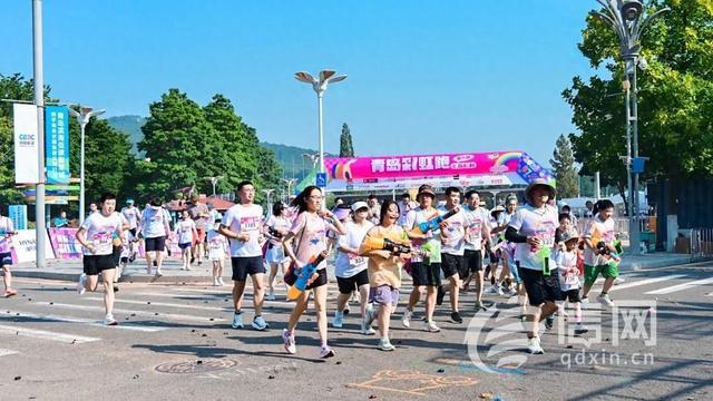 2025第六届青岛彩虹跑热力开跑两千名跑者畅享彩色狂欢