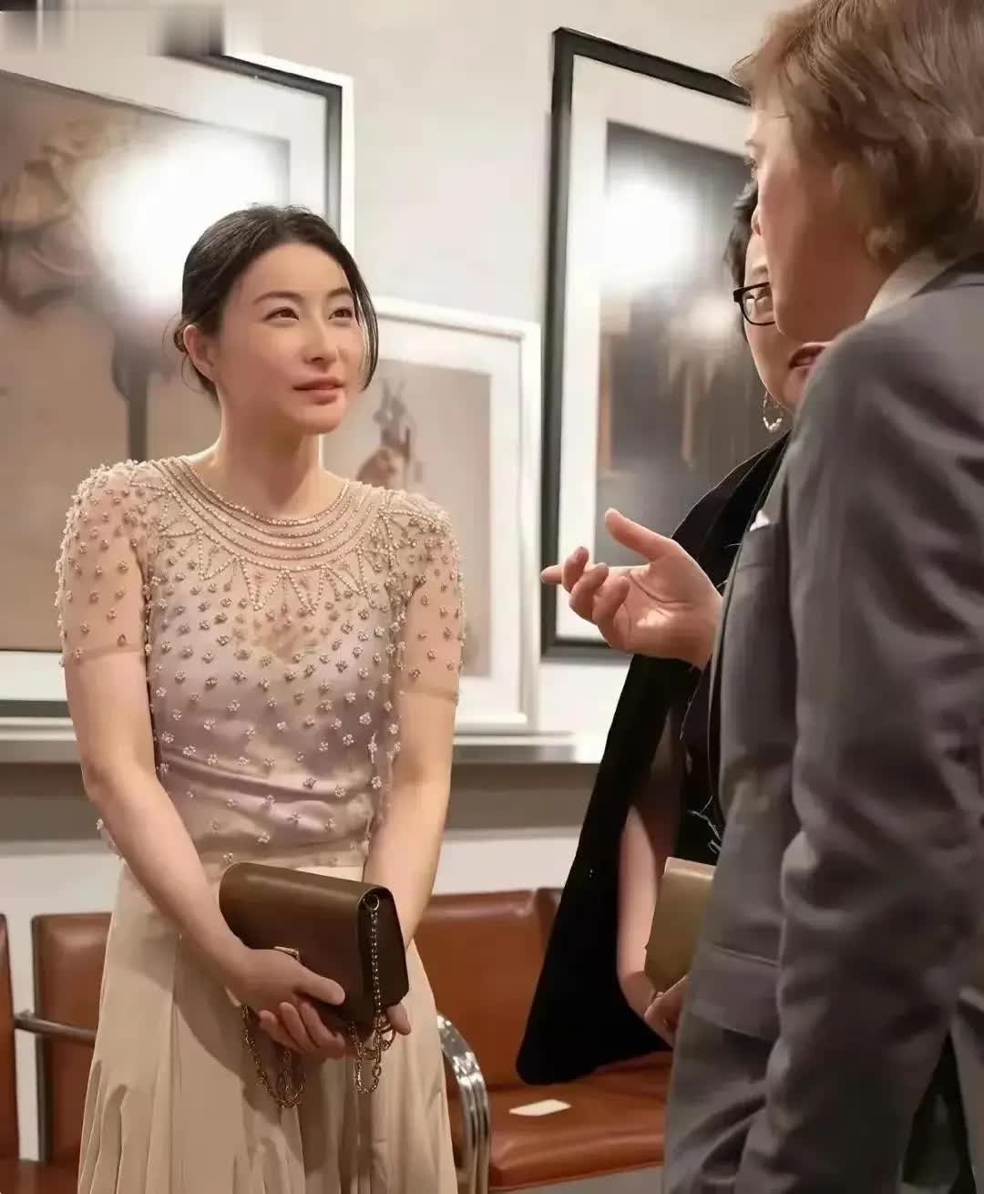 霍启仁曼谷大婚，郭晶晶拎名包贴心为新娘整理头纱