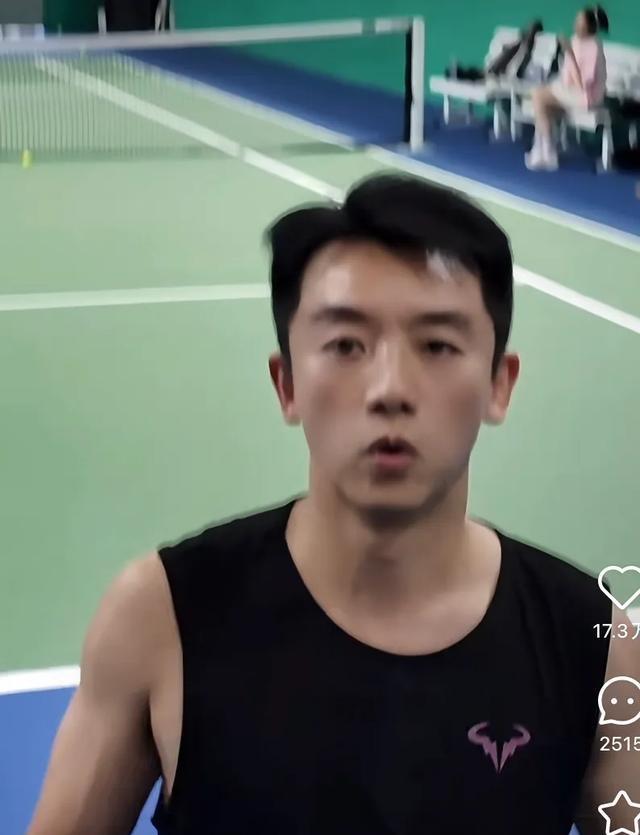 郑恺早上八点半顶着32度打网球，苗苗出镜太萌了，打完又陪孩子玩