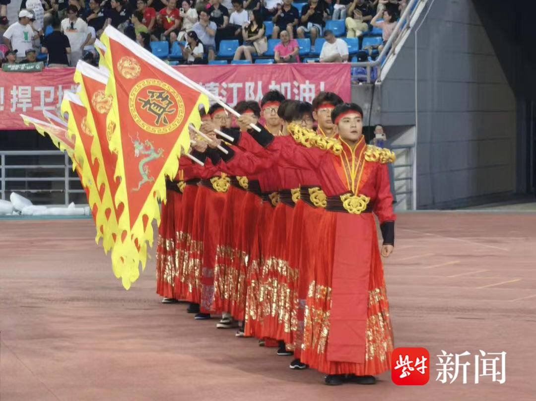 “我们挥的不是旗子，是整座镇江城市的底气！” 擎旗擂鼓，激情四溢！江苏交院52名学子助燃苏超