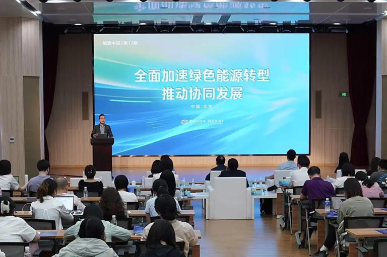  专家洞察：低碳绿色产业，经济增长新引擎 