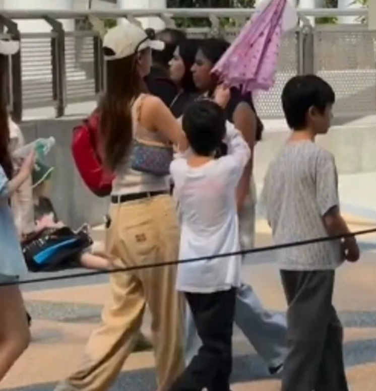杨颖带娃海外被拍，8岁小海绵“逆天长高”太抢镜，吊打同龄人
