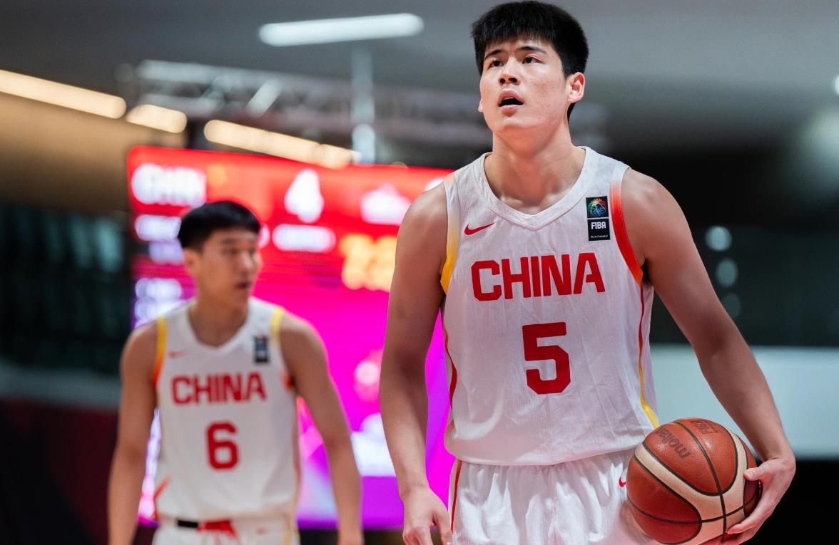 狂砍25分！19岁新星化身中国男篮后场大腿，朱芳雨捡漏成功